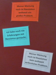 Stellwand mit Statements für eine Umfrage zu Rassismus